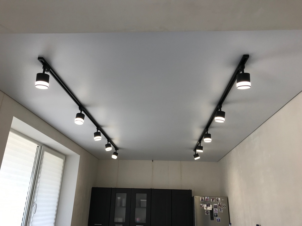 Натяжной потолок на кухне с трековым освещением в симферополе